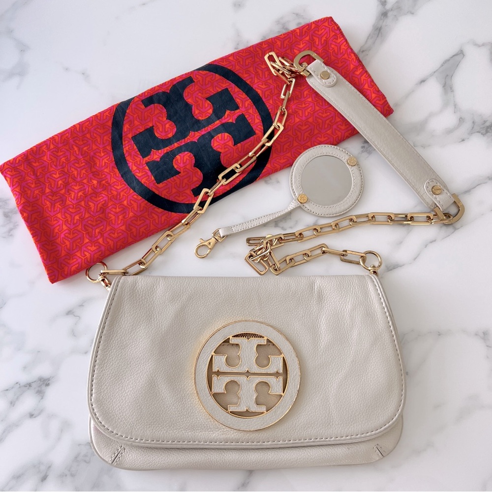 TORY BURCH Amanda Crossbody Clutch - Cream White w/ Gold
Logo and Strap